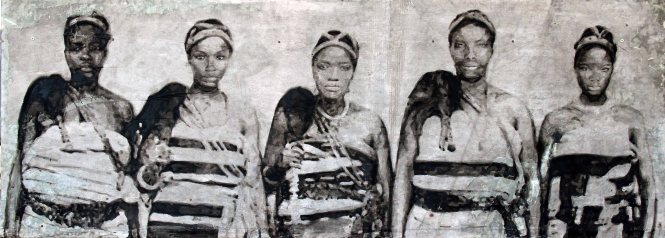 FAMAZONEMETAL9WOMENOFOUBANGUI_40X111_YZ